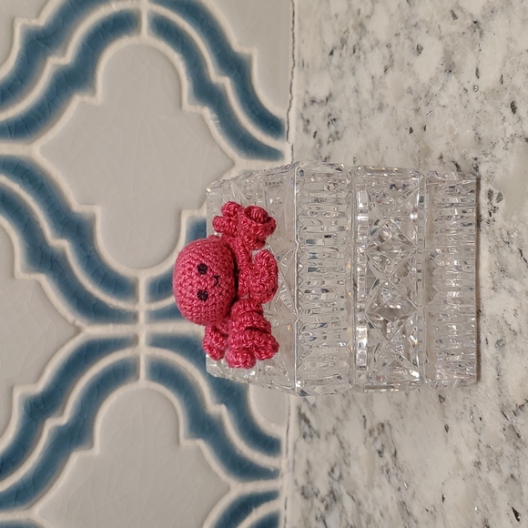 🎁 Mini Amigurumi 1" Octopus Pink - Picture 2 of 5